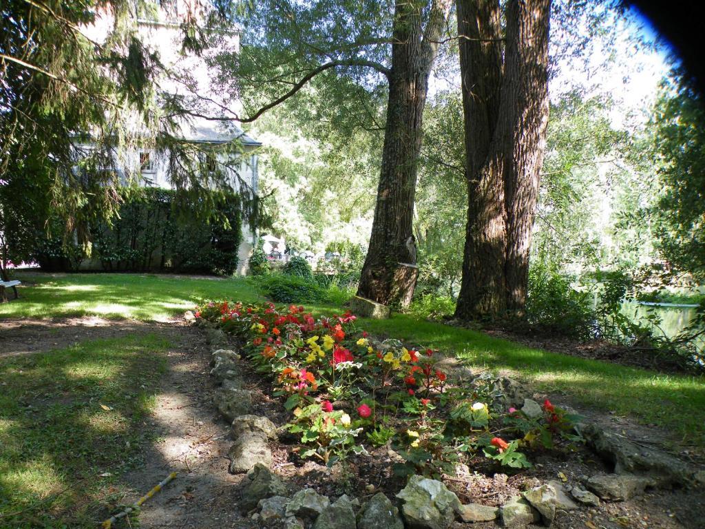 Logis Le Moulin Fleuri Hotell Veigné Exteriör bild